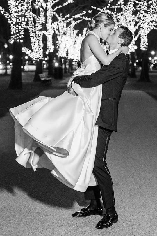 Robe de mariée trapèze en satin avec col licou et boutons